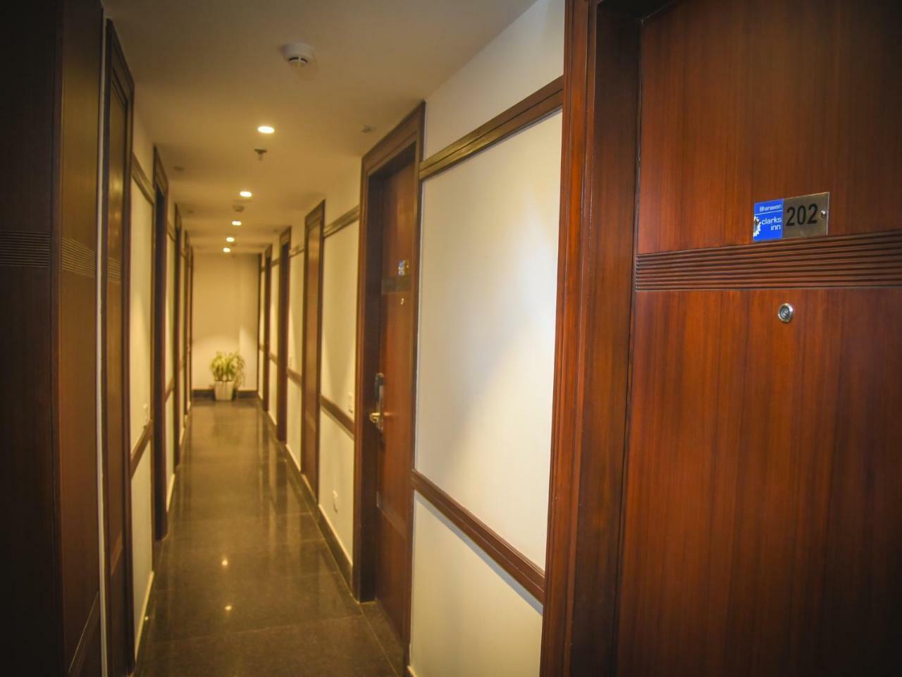 Bharawan Clarks Inn Express Amritsar Exterior foto