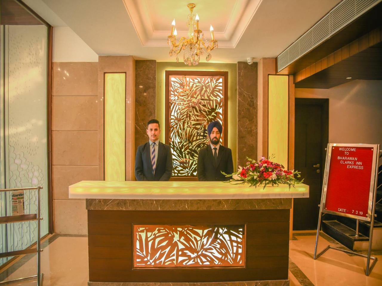 Bharawan Clarks Inn Express Amritsar Exterior foto