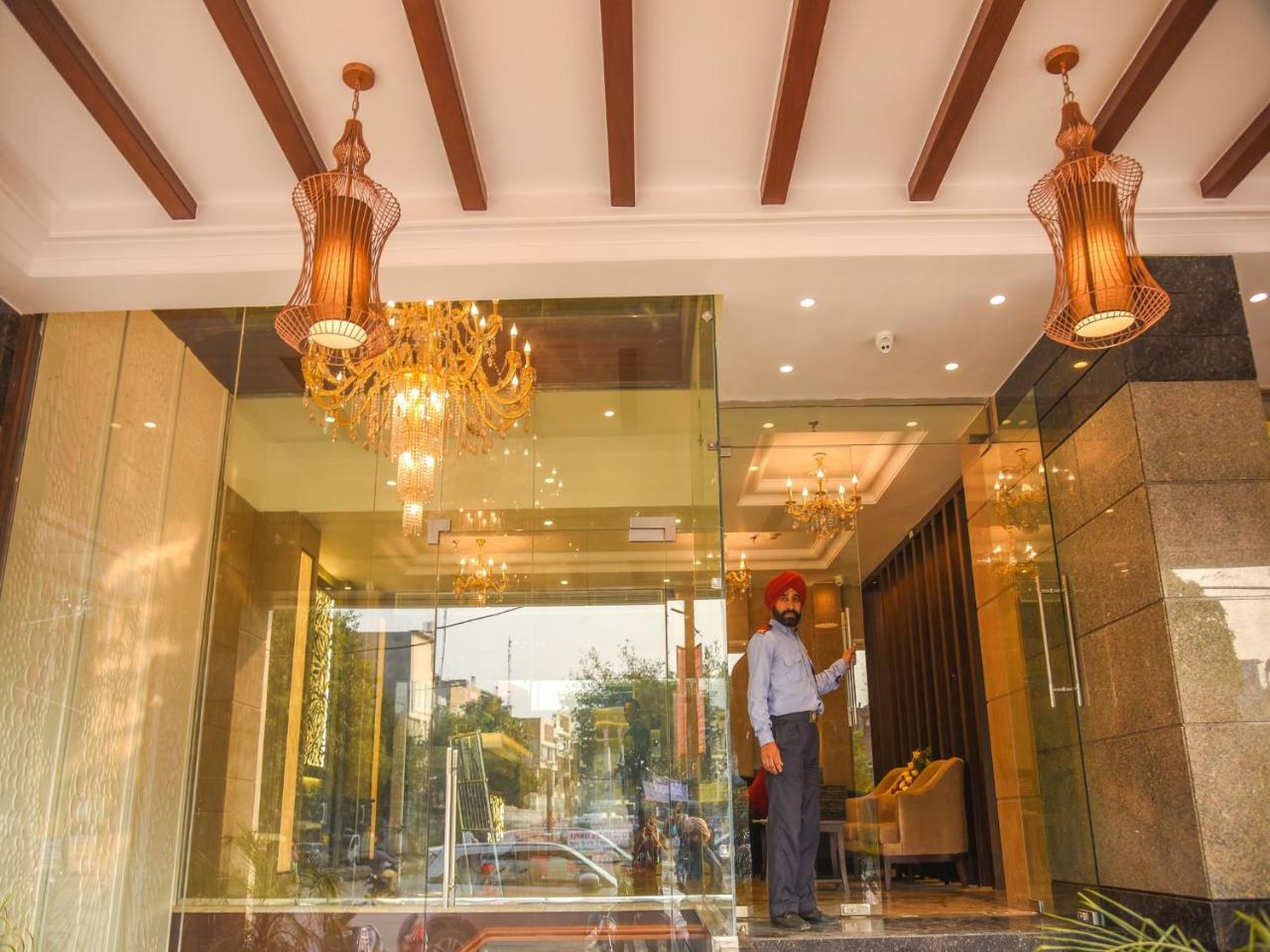 Bharawan Clarks Inn Express Amritsar Exterior foto